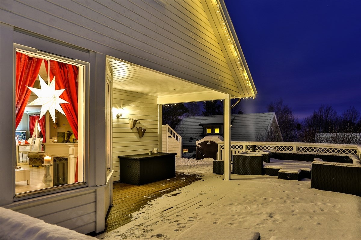 Stor terrasse med gode solforhold fra morgen til kveld Galleribilde