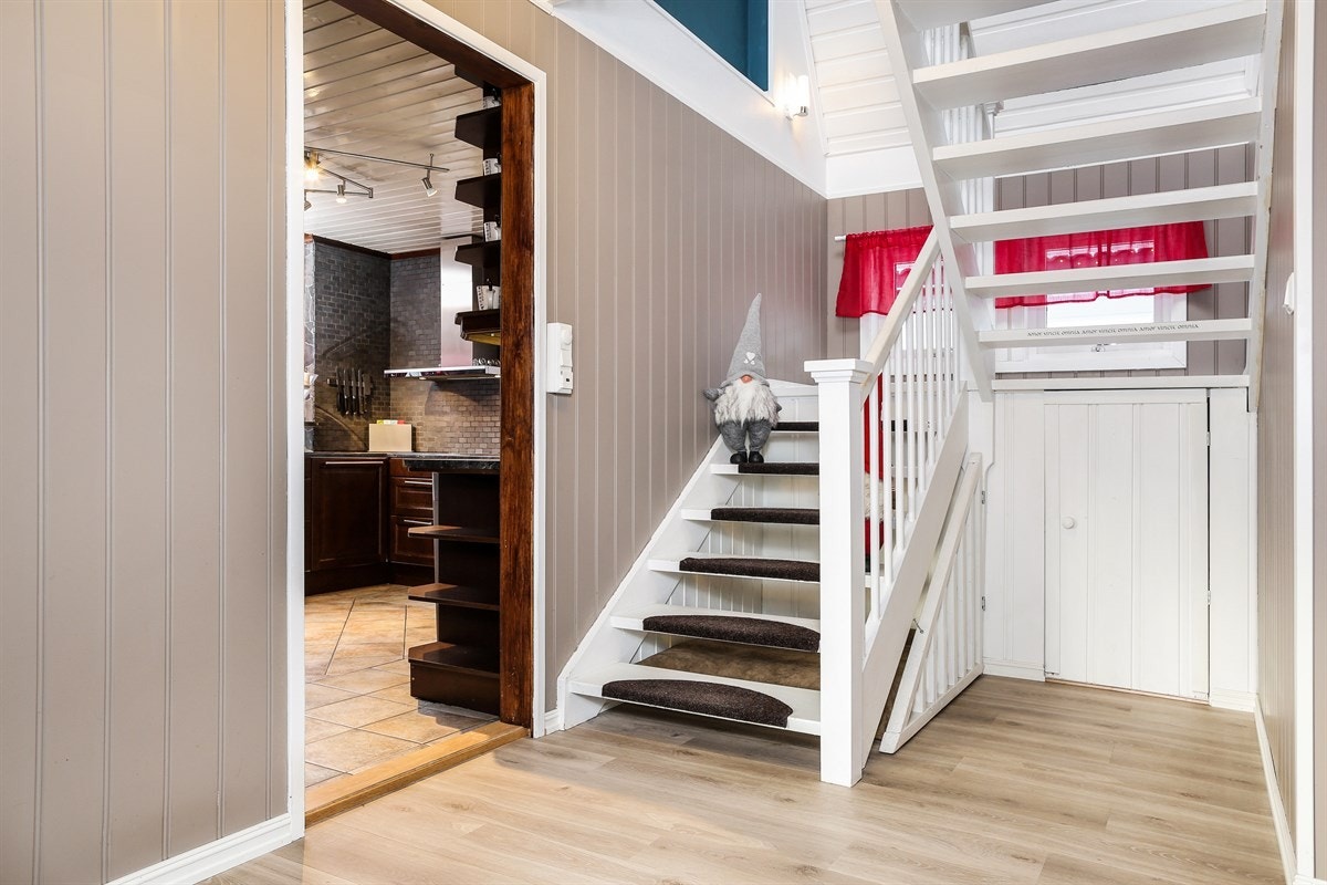 Fint opparbeidet trapp som fører opp til andre etasje Galleribilde