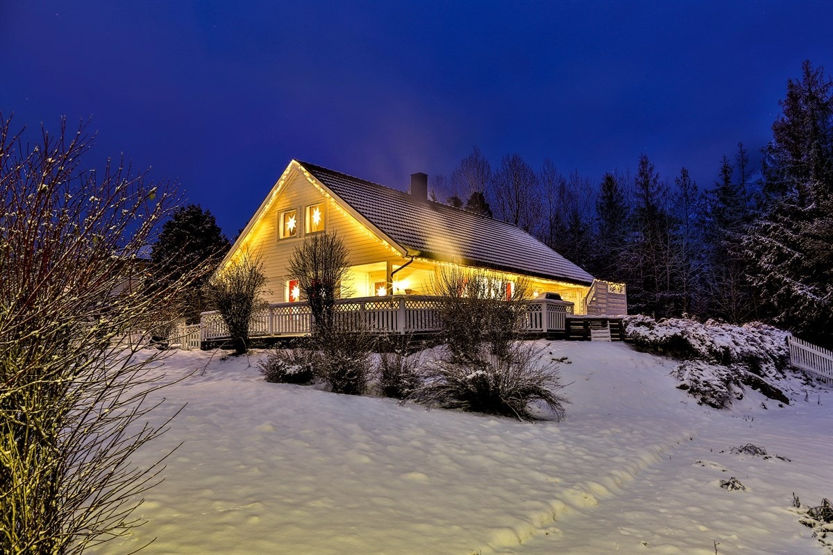 Flott opparbeidet hage med inngjerdet tomt Galleribilde