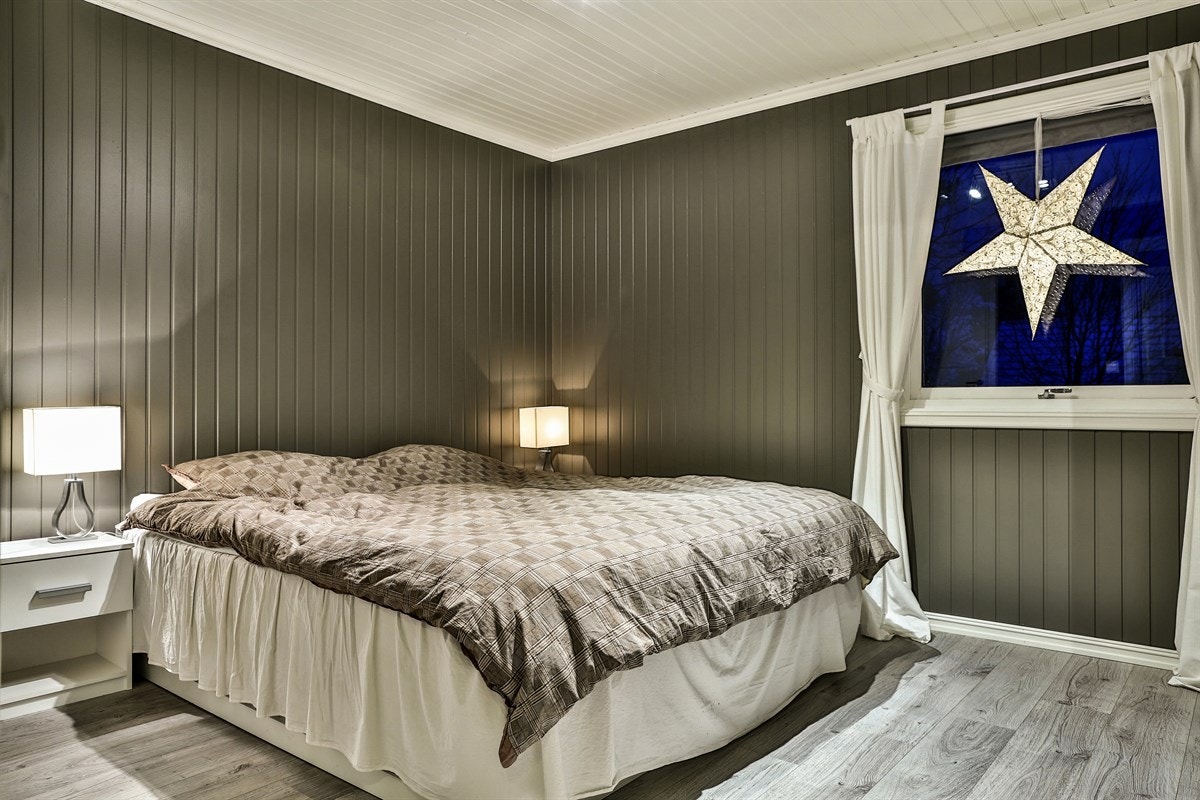 Stort hovedsoverom med plass til garderobeskap for oppbevaring Galleribilde