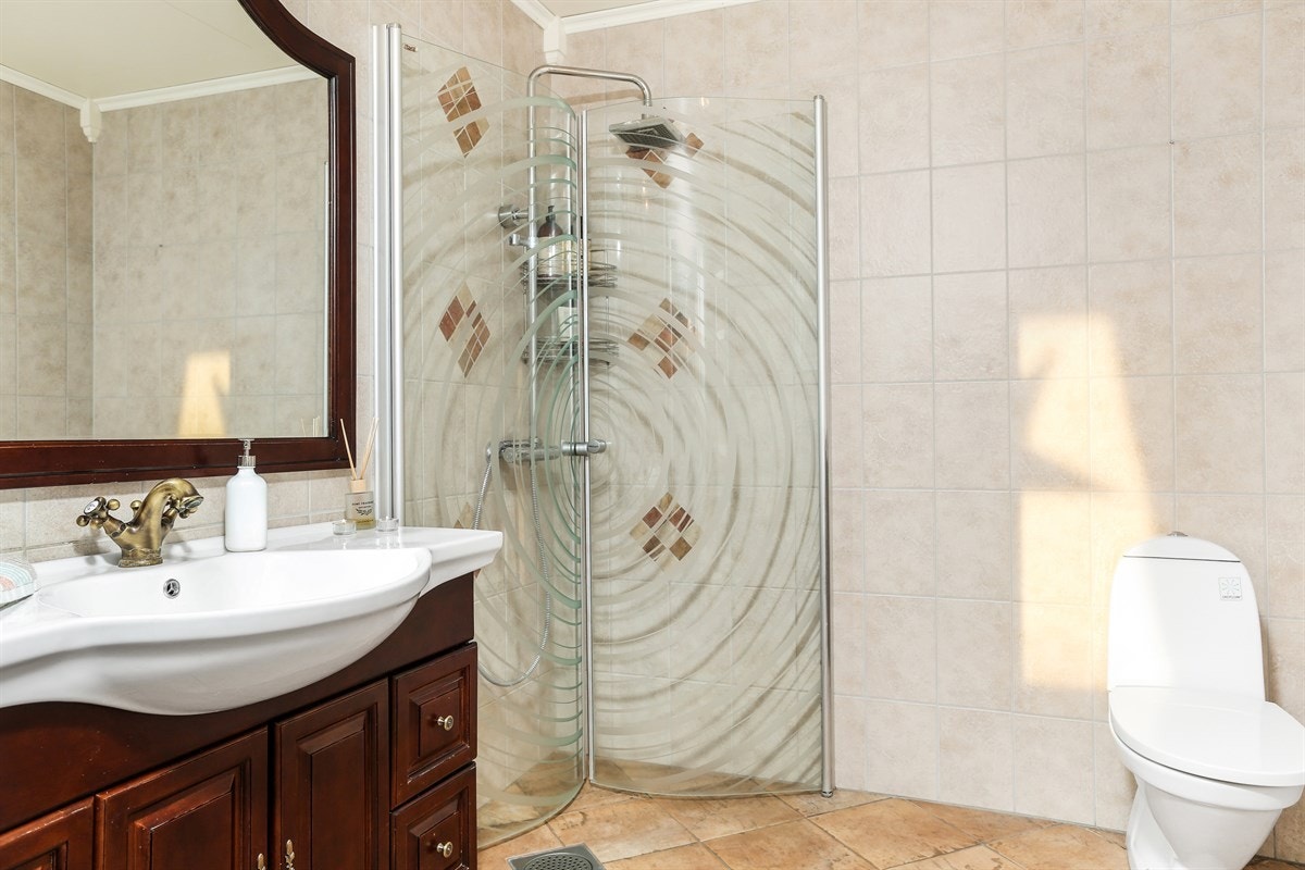 Pent, flislagt bad med varmekabler i 1.etasje Galleribilde