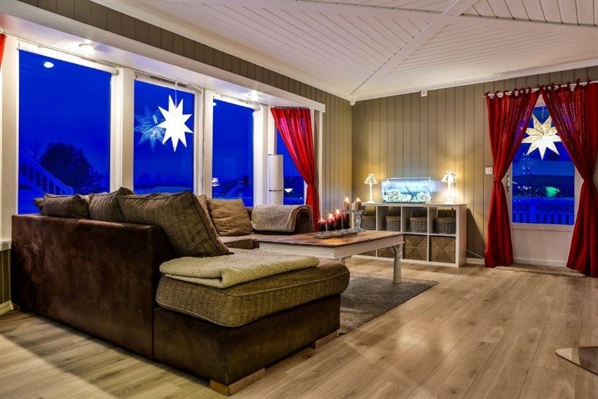 Godt med plass til sofagruppe i stuen. Fra stuen er det utgang til stor solrik terrasse. Galleribilde