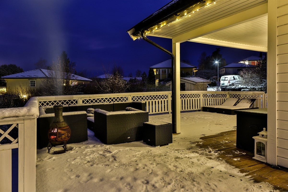 Rekkverket på terrasse er malt i 2017 Galleribilde