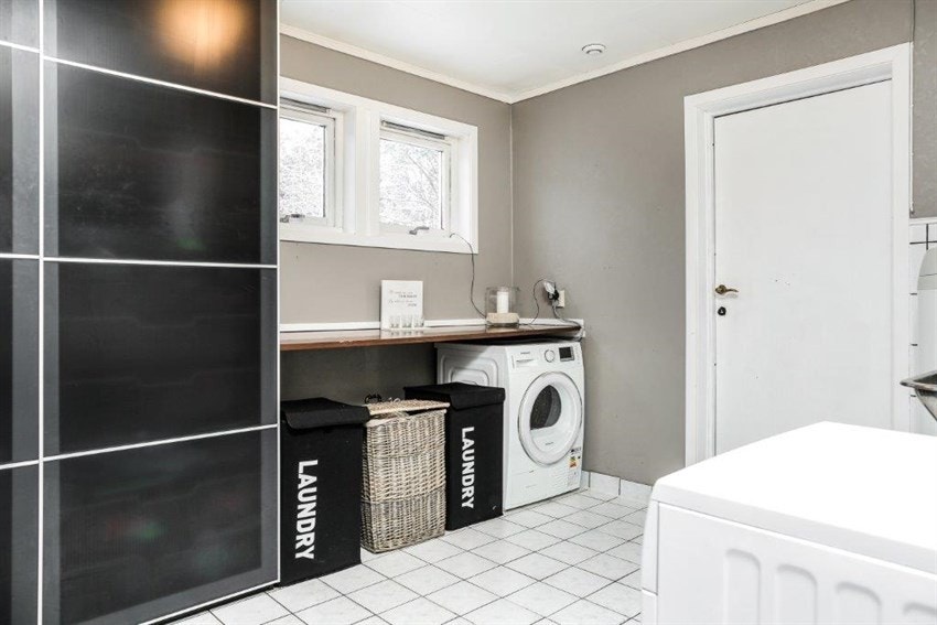 Stort og praktisk vaskerom med mye oppbevaringsplass Galleribilde