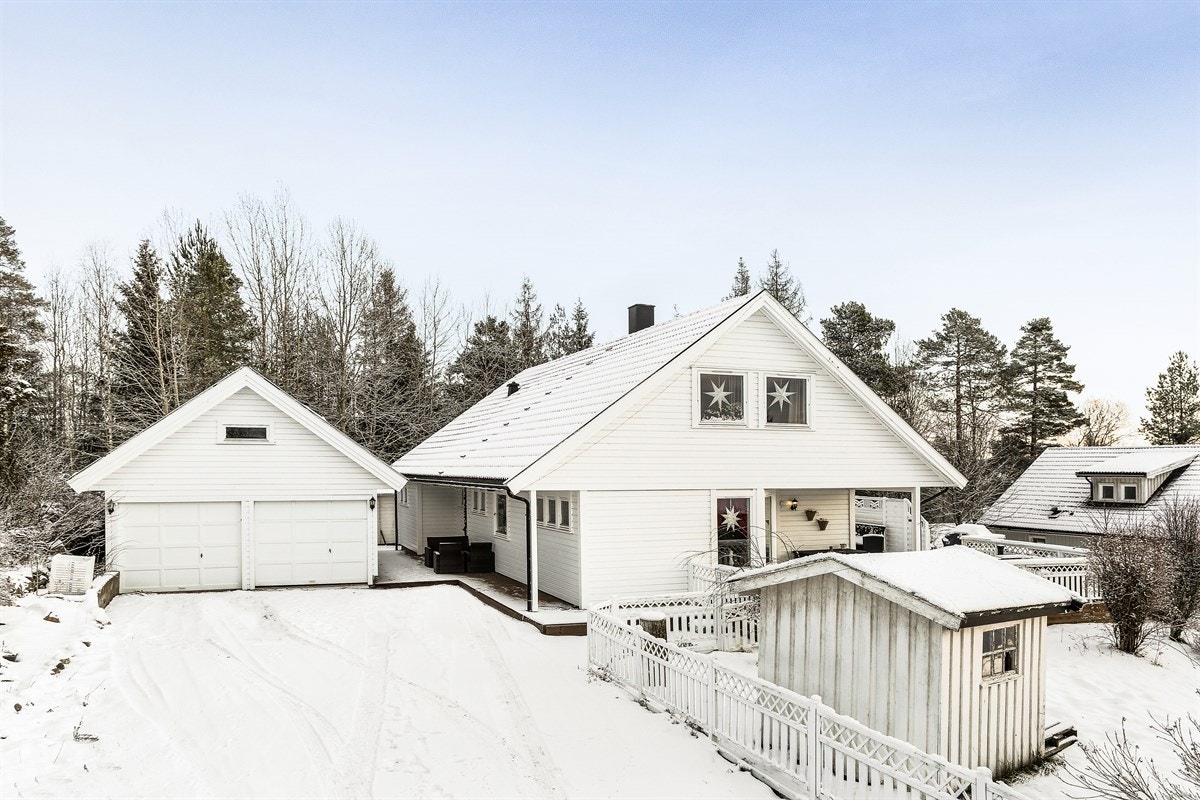 Stor dobbelgarasje på eiendommens store tomt, gode parkeringsmuligheter Galleribilde