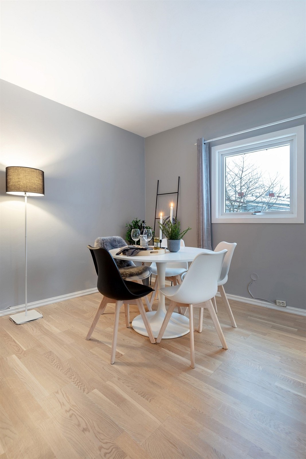 God plass til spsisestue i stuen Galleribilde