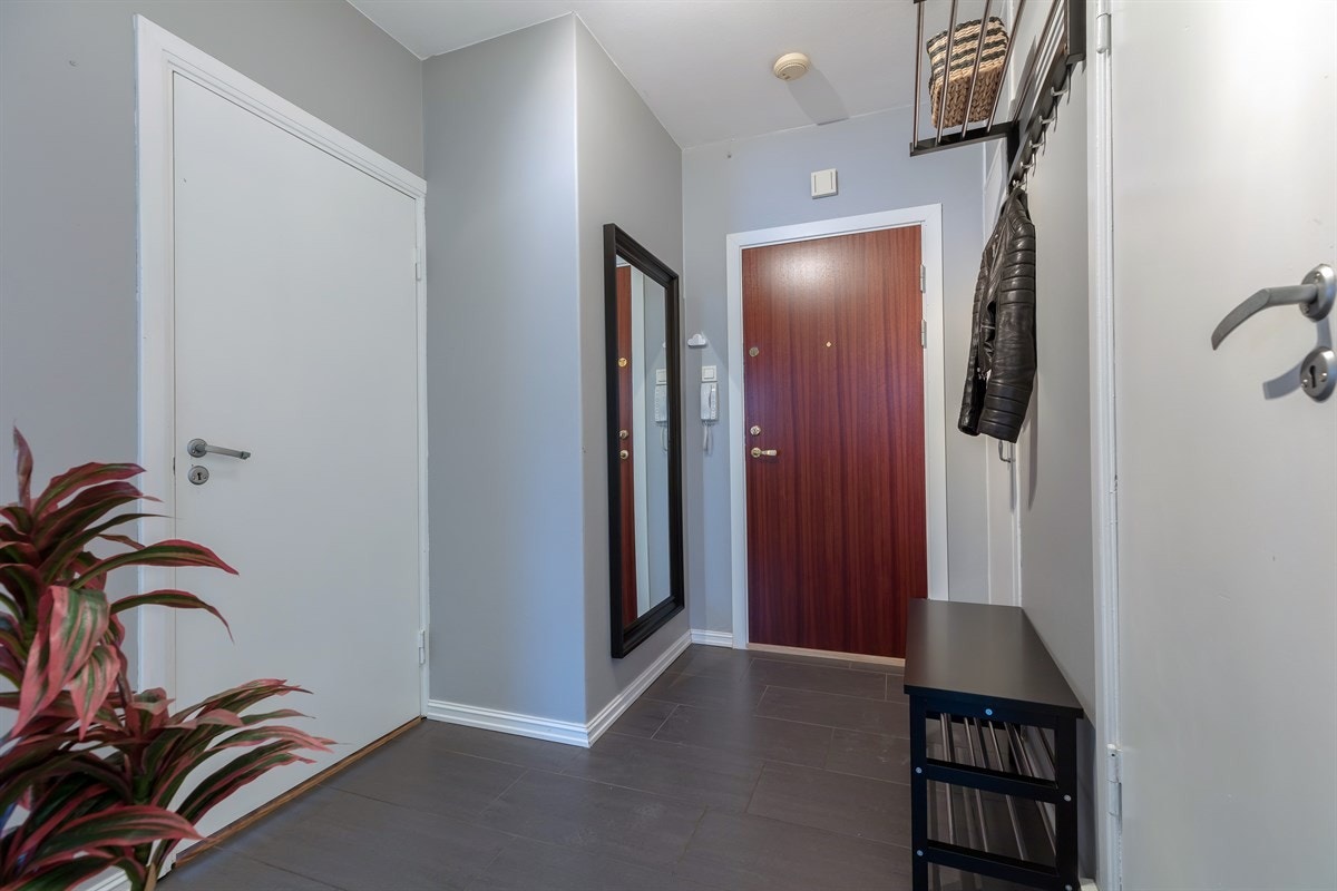 Flislagt entré med skapplass Galleribilde