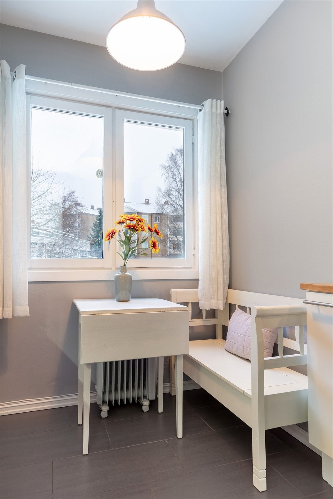 Koselig spisplass ved vinduet på kjøkkenet Galleribilde