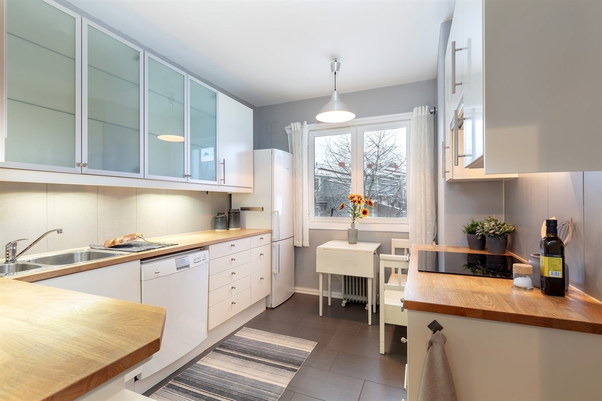 Separat kjøkken med god skap- og benkeplass Galleribilde