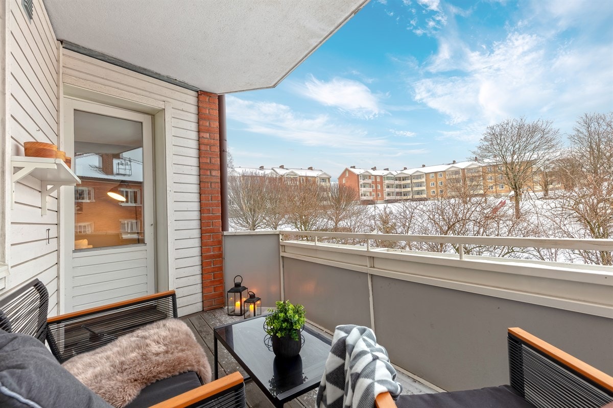 Balkongen ligger fint til med sol på dagen og fint utsyn over friområde Galleribilde