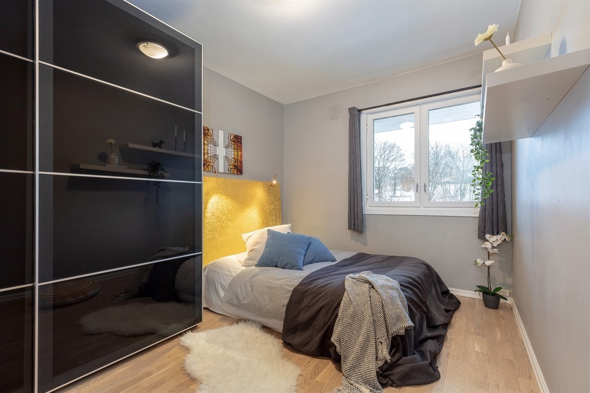 Soverommet vender ut mot rolig friområde Galleribilde