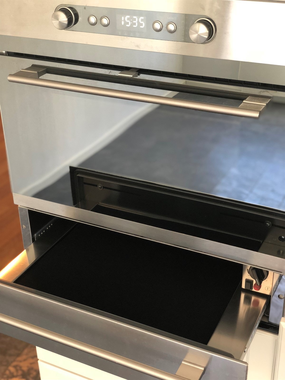 Nyere ovn med varmeskuff Galleribilde