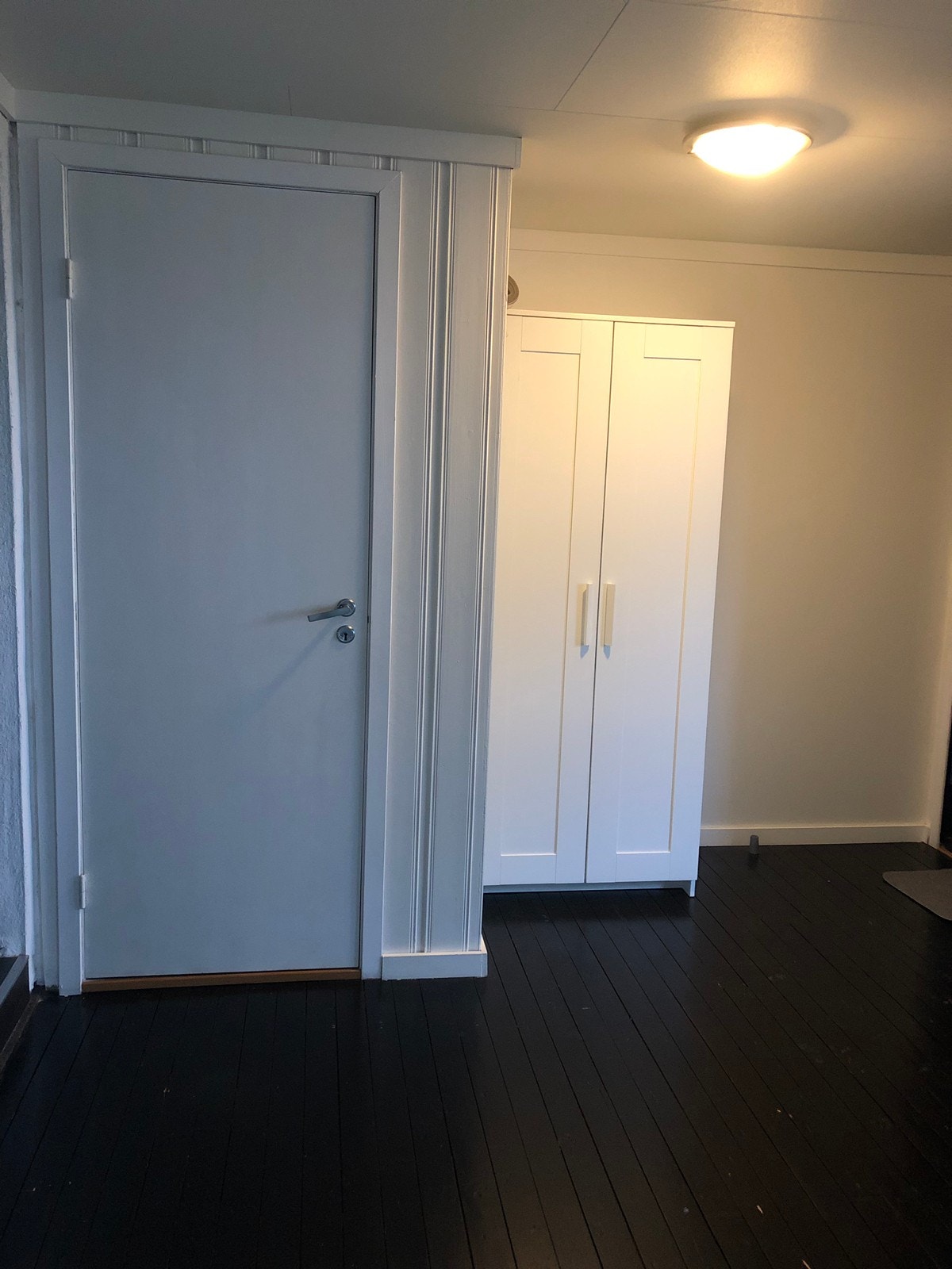 Gang med skap og liten bod Galleribilde