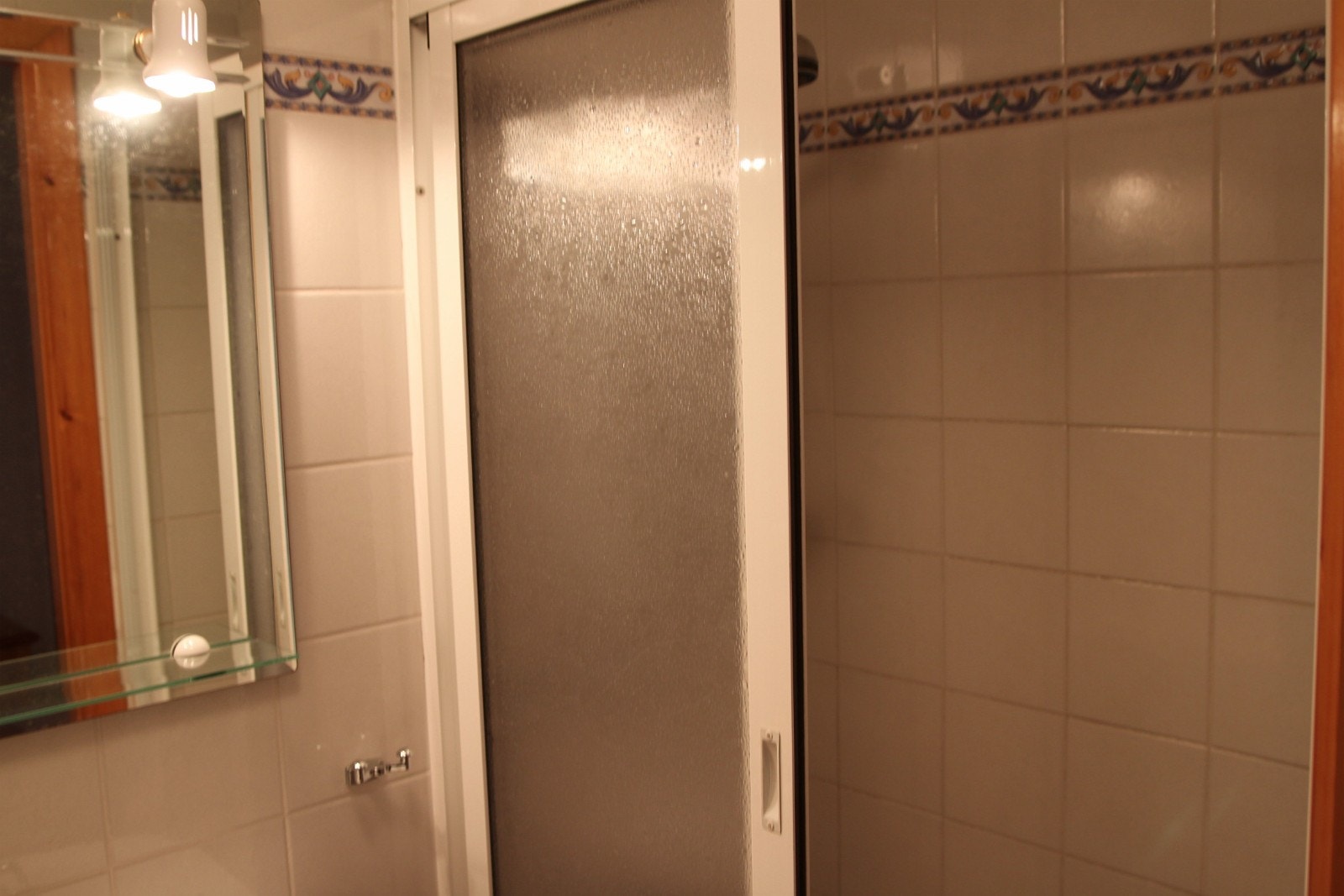 Bad 1. etasje med ekstra stor dusj. Galleribilde