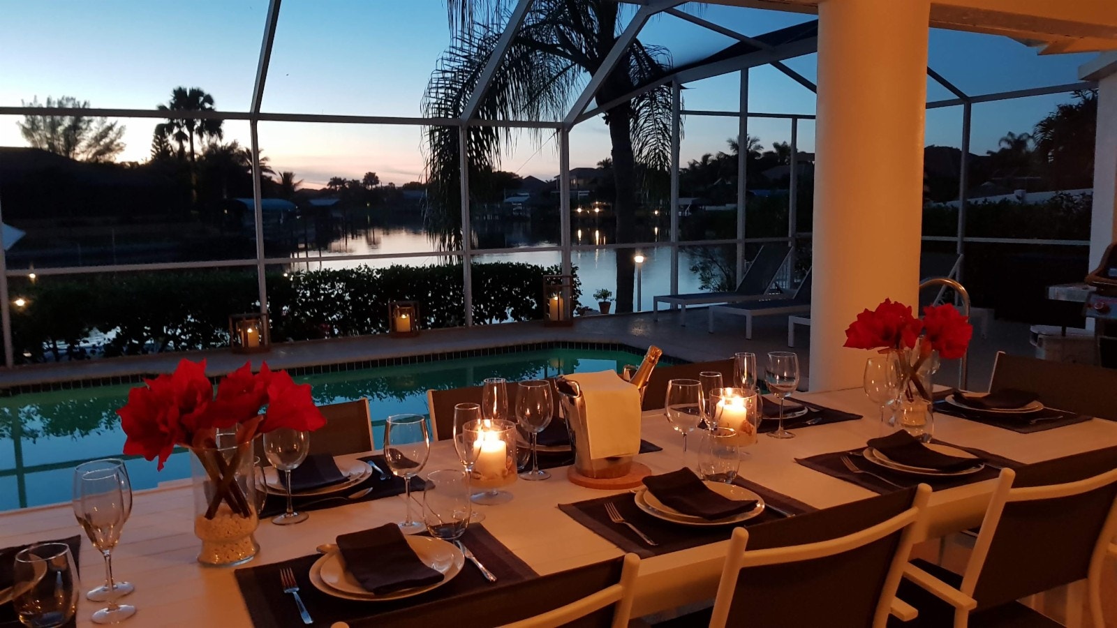 Dekket på til et koselig måltid i kveldinga Galleribilde