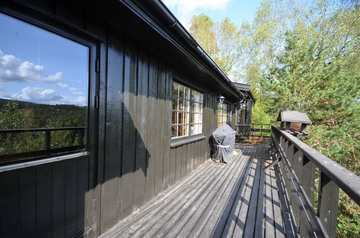 Terrassen går også langs hele den ene langsiden av hytten. Galleribilde