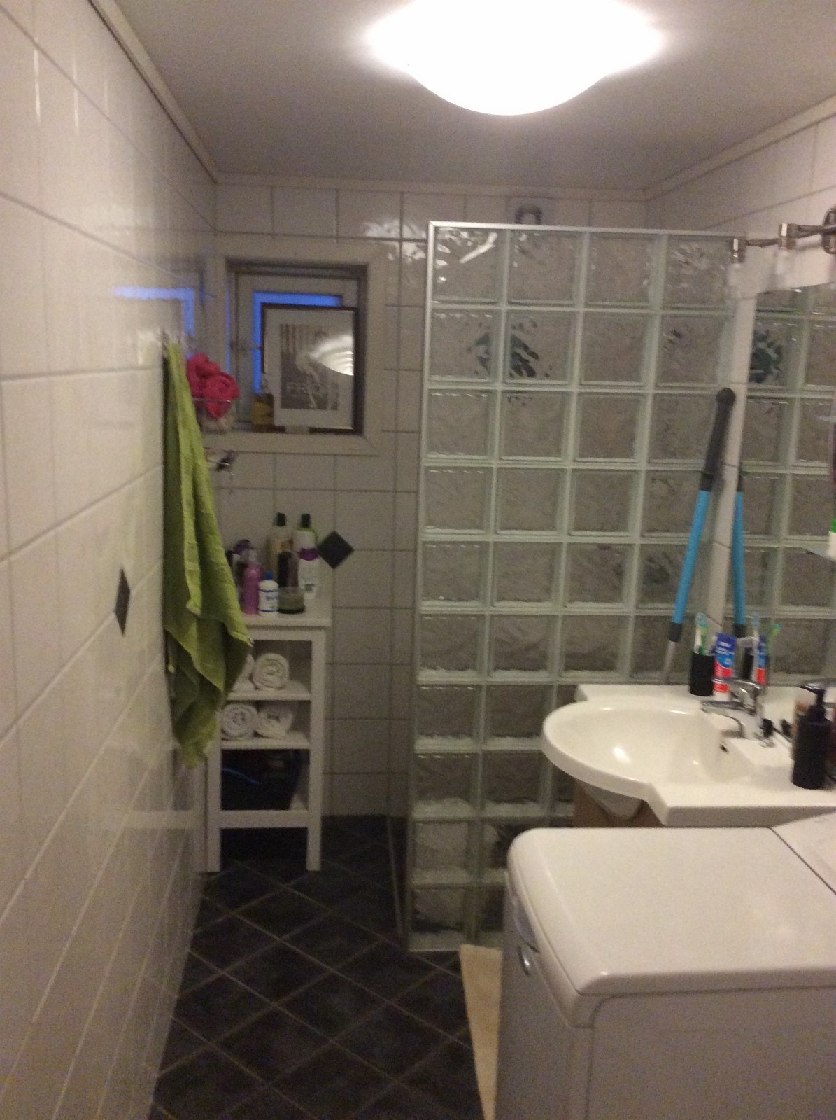 Bad. Med vaskemaskin. Galleribilde