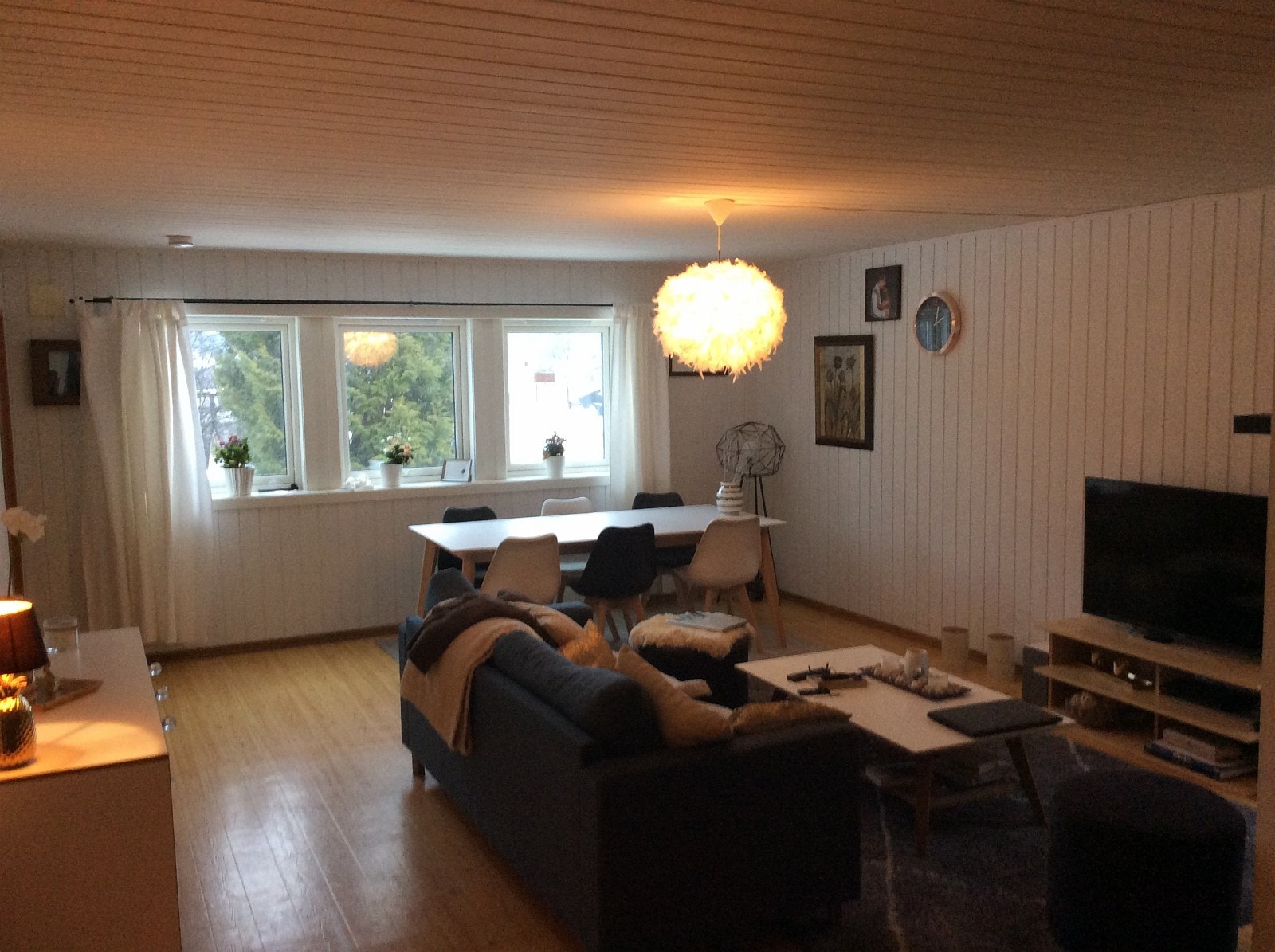 Stuen har vinduer i full høyde. Galleribilde