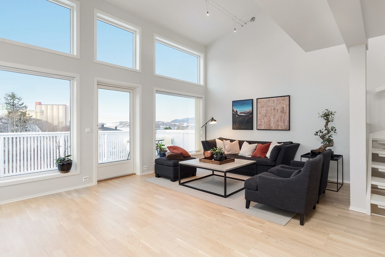 I denne eneboligen finner du alle elementer for god trivsel. Store vindusflater med rikelig med lysinnslipp og flott utsyn mot bygdas severdighet "Mørna" Galleribilde