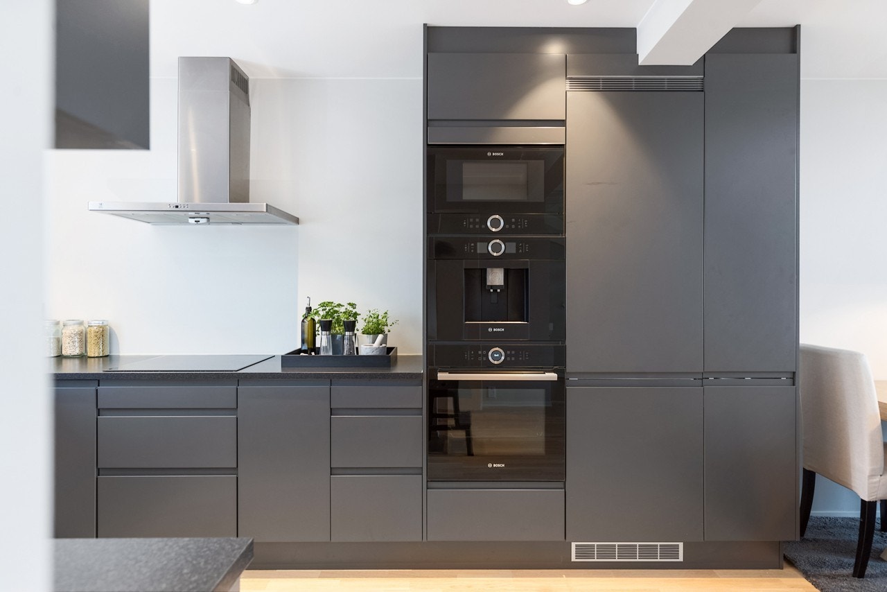 Her har du selvfølgelig alt av helintegrerte hvitevarer og oppgradert til beste sort. Oppvaskmaskin er levert av Siemens, induksjonstopp er fra Whirlpool og mikrobølgeovn, stekeovn med pyrolyse og kaffemaskin er fra Bosch Galleribilde