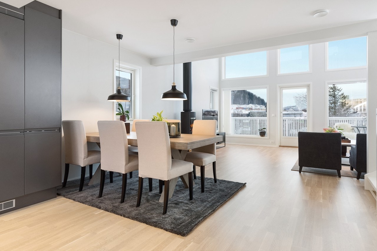 Eneboligen bærer preg av moderne og stilren karakter. Her vil du få tidløse innredninger og solide materialvalg av høy kvalitet Galleribilde