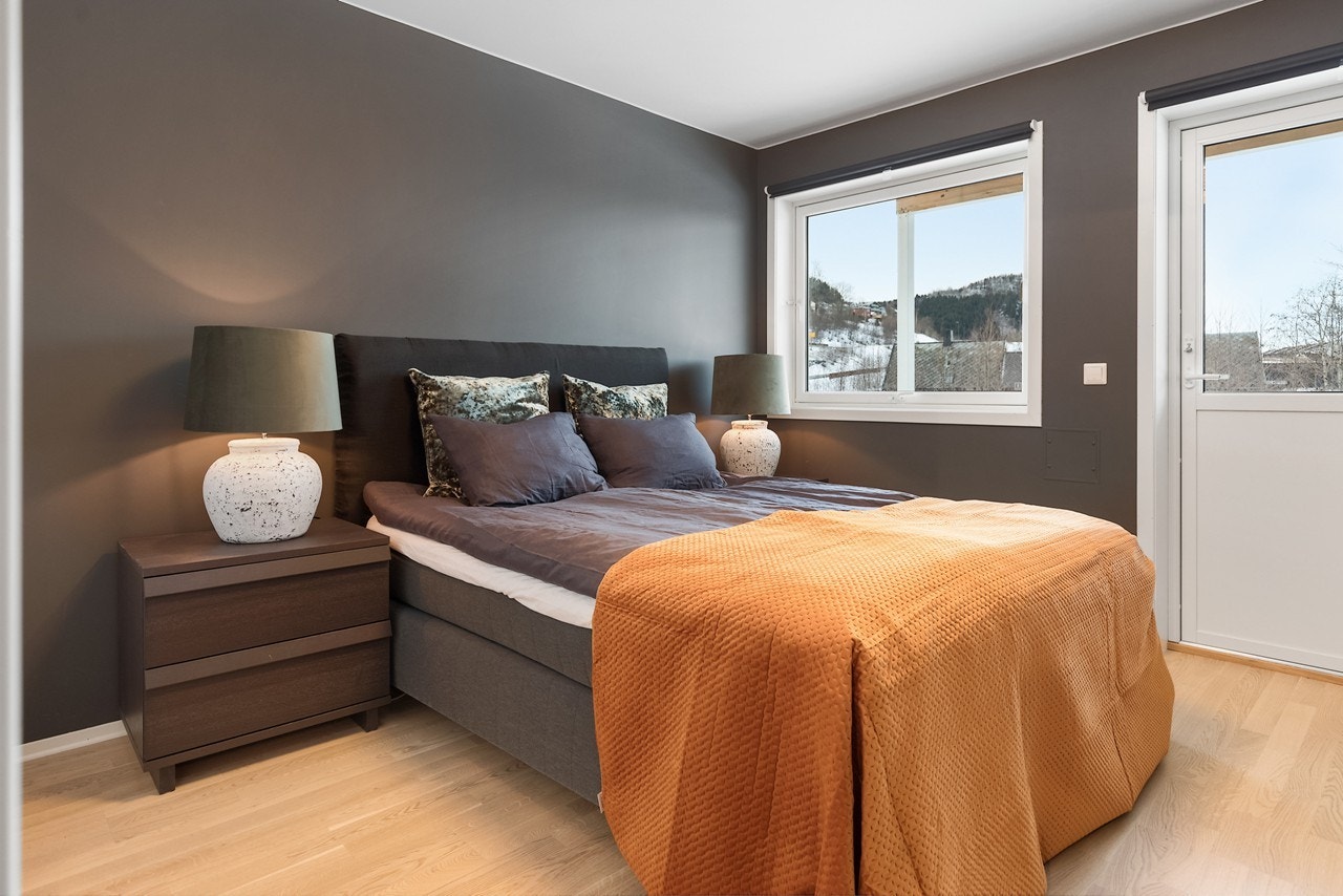 Dette soverommet er på hele 11 kvm. Her har du også utgang til uteplass med ettermiddag- og kveldssol Galleribilde