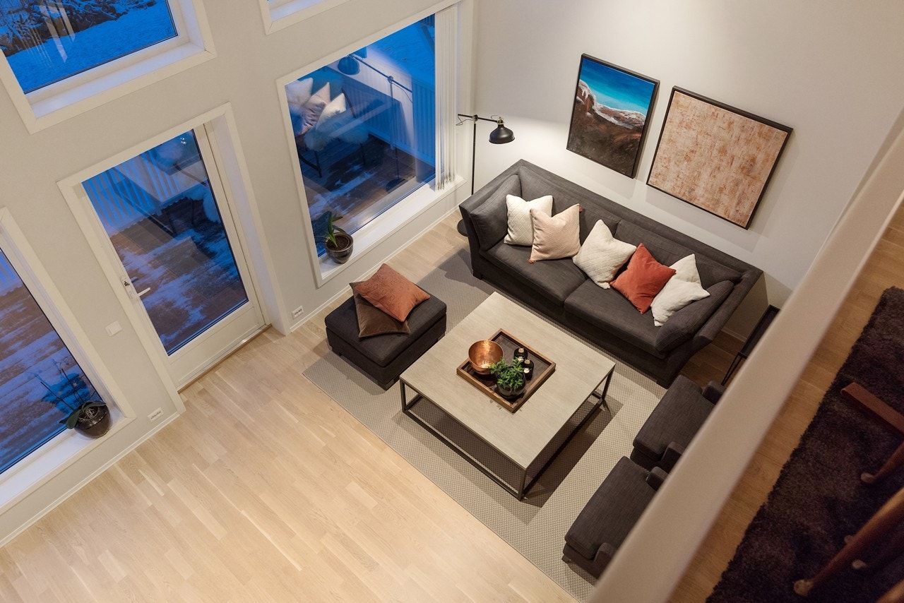 Loftstuen ligger som et galleri ut mot stuen Galleribilde