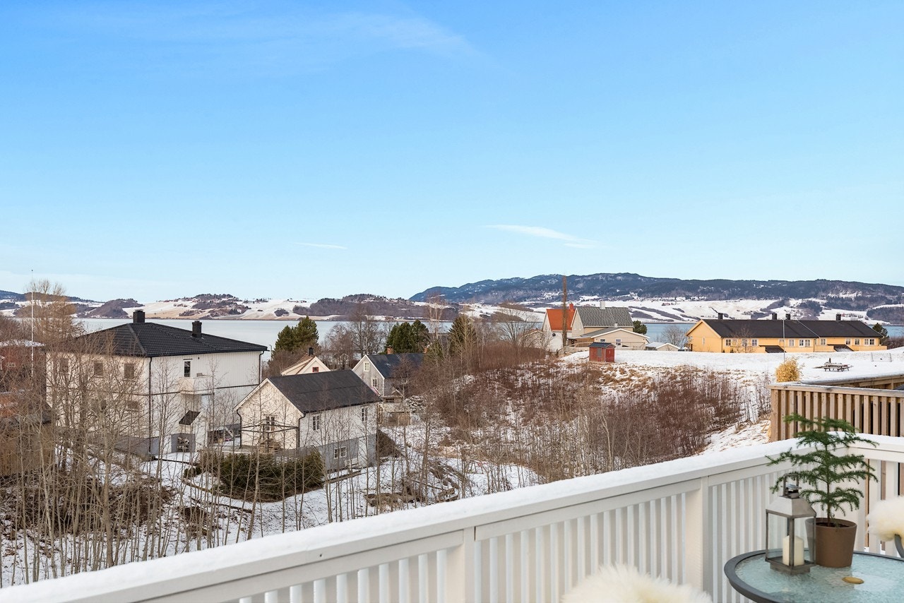 På høyre hånd i fremkant av bilde sees lekeplassen. Herfra kan du nyte solen mens du følger med på at barna leker seg Galleribilde