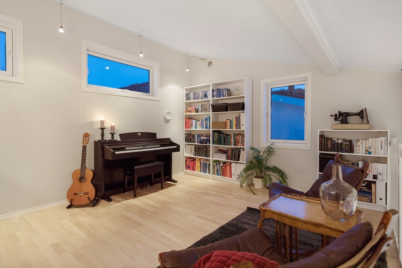 Loftstuen har god plass for møblement, noe som gir ekstra spillerom og fleksibilitet i hverdagen Galleribilde