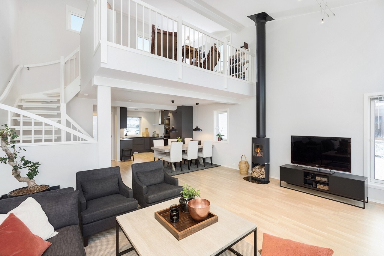 Inne i eneboligen møter du malte gipsvegger med listefri overgang til tak. En svært behagelig takhøyde på ca. 4 meter og et pent oppgradert parkettgulv Galleribilde