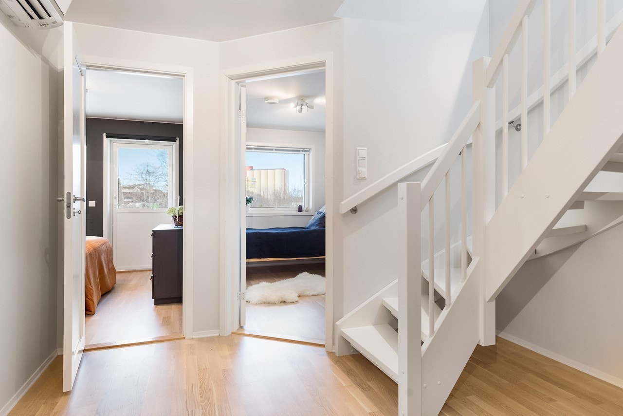 Eneboligen har totalt fire romslige soverom på henholdsvis 6, 7,5, 11 og 15 kvm. Soverommene ligger hendig plassert i boligen sokkeletasje med praktisk tilknytning til bad og vaskerom Galleribilde