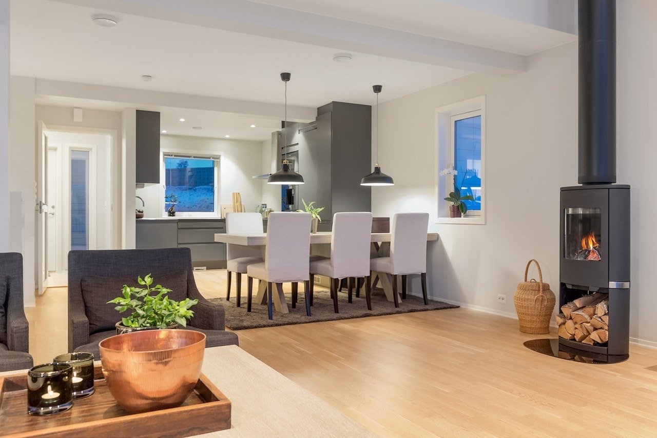 Stue- og kjøkkenarealet er på hele 50 kvm. Dette gir rom for flere møbelseksjoner og god plass for selskapeligheter Galleribilde