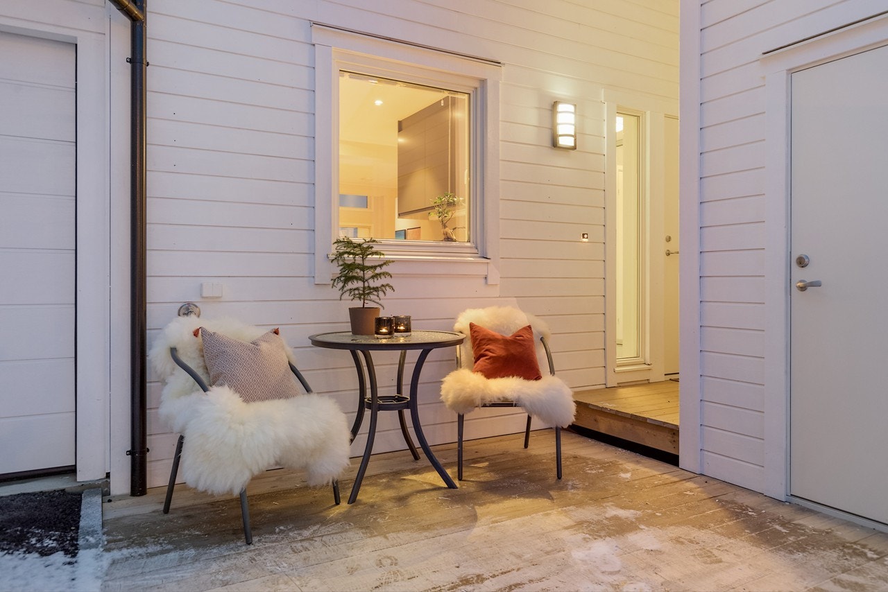 Inngangspartiet har en trivelig platting hvor du kan nyte morgen- og formiddagssolen. Deler av partiet er overbygget og har dessuten tilgang på et praktisk bodrom Galleribilde