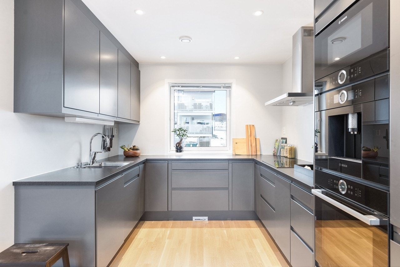 Kjøkkenet er fra kvalitetsleverandøren Sigdal og gir umiddelbart et godt inntrykk med svært påkostede løsninger utover standardleveranse. I fremkant av bilde sees den praktiske smuleluken som er koblet til sentralstøvsugeren Galleribilde