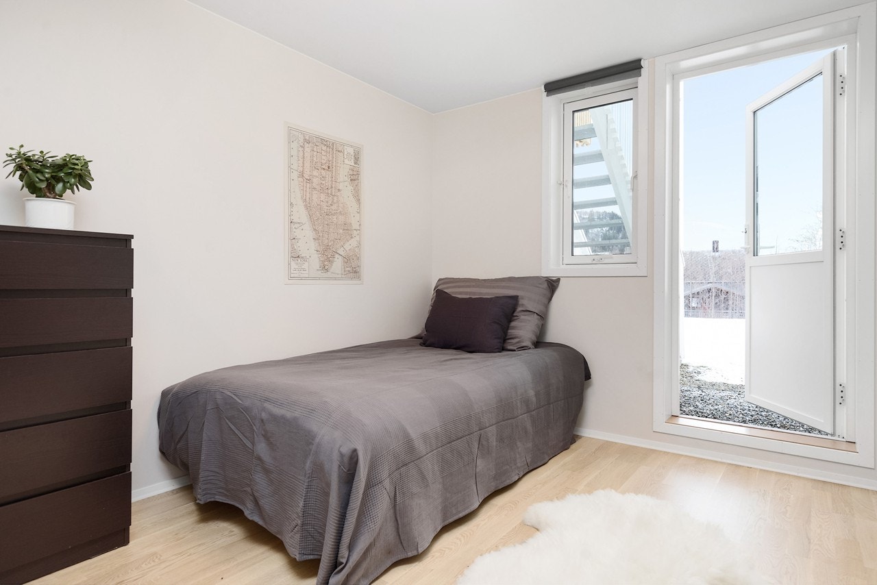 Soverom 3 - Her har du boligens største soverom som er på hele 15 kvm inkl. boden som ligger i tilknytning til dette soverommet. Denne kan ved enkle grep omgjøres til en walk-in garderobe Galleribilde