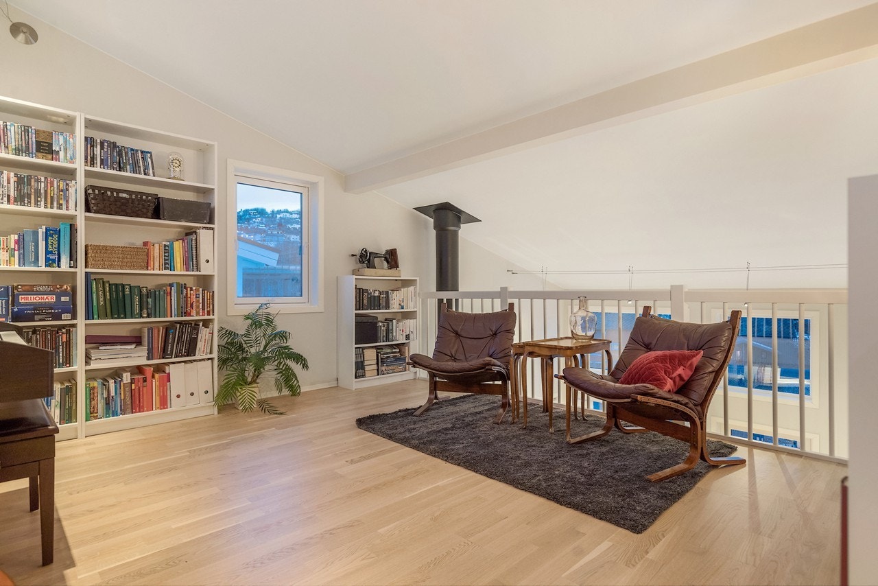 Boligen innehar i tillegg en trivelig loftstue som ligger mot stuen i etasjen under. Den åpne løsningen mot stuen i første etasje gir en effektiv varmefordeling og mye naturlig lys Galleribilde