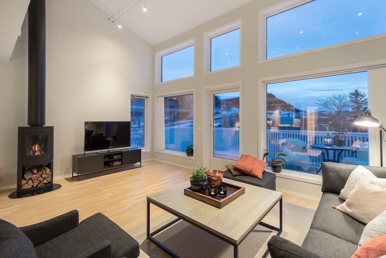 Boligen har balansert ventilasjon som gir et sunt inneklima, samt oppvarming via vedovn og varmepumpe Galleribilde