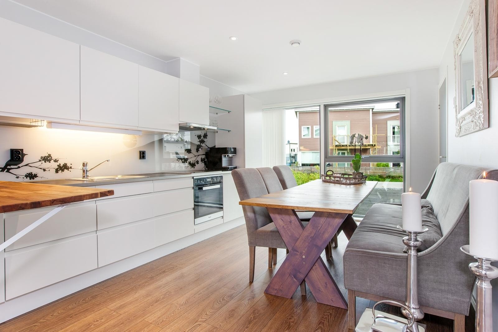 Lekker kjøkkeninnredning og plass for spisegruppe. Galleribilde