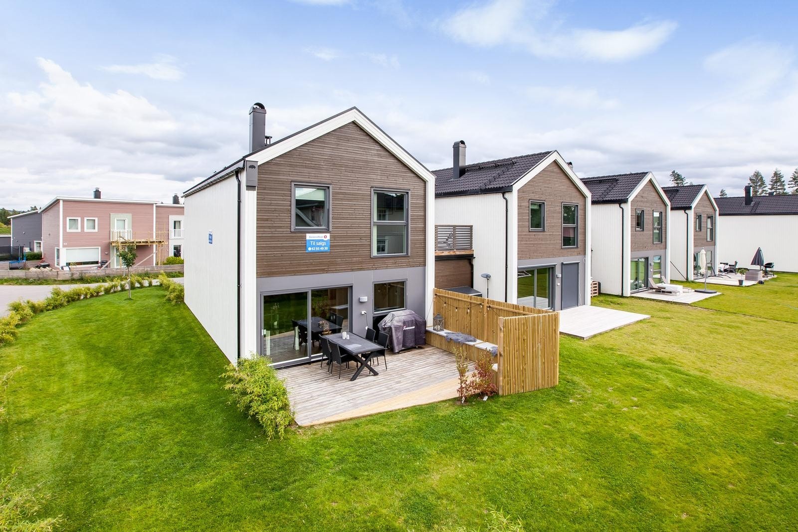 Hage og terrasseplatting med levegg og plassbygget benk. Galleribilde