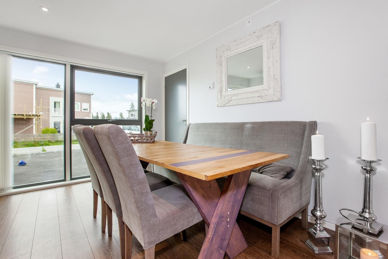 Spiseplass på kjøkken. Galleribilde