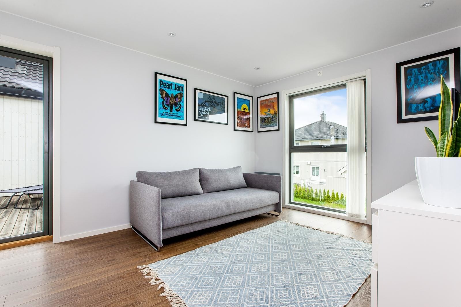 Loftstue med utgang til takterrasse over carport. Galleribilde