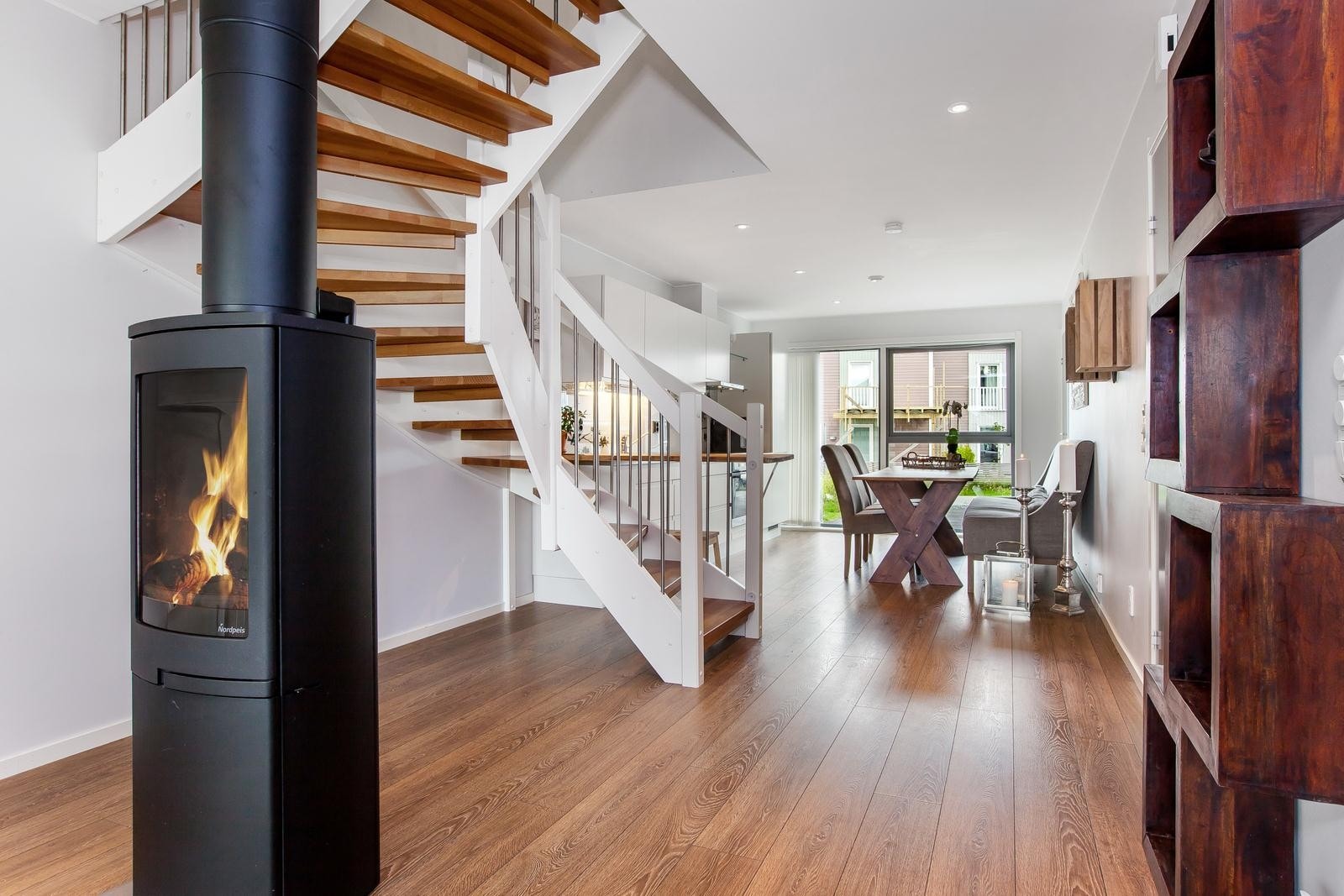 Flott vedovn sentrert midt i rommet. Galleribilde