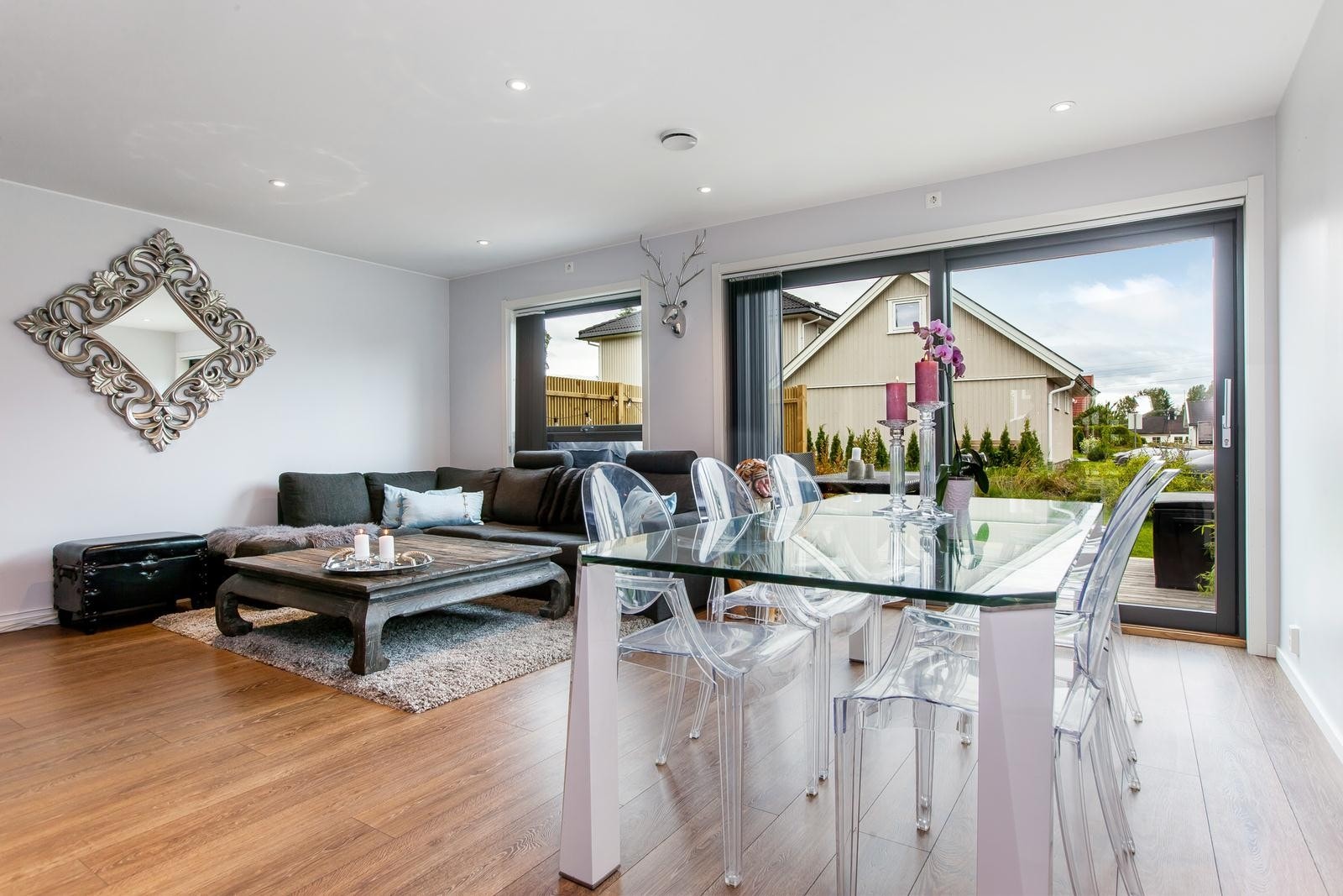 Velkommen til Steinerudvegen 3 A! En nyere og familievennlig enebolig i kjede. I stuen slipper de store vindusflatene samt balkongdøren inn rikelig med naturlig lys. Galleribilde