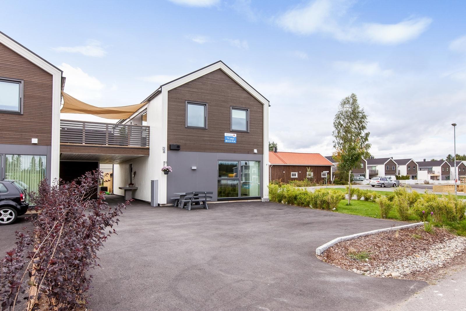 Fasade og pent opparbeidet hage og parkering. Galleribilde