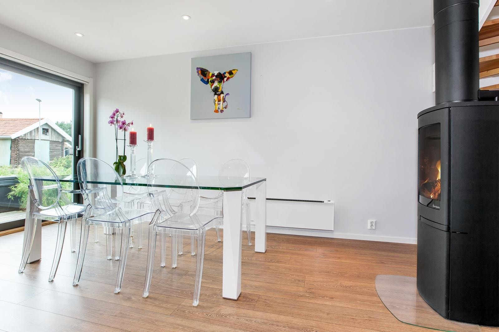 God plass til stor spisestue. Her kan man be hjem venner og familie til hyggelige selskap. Galleribilde