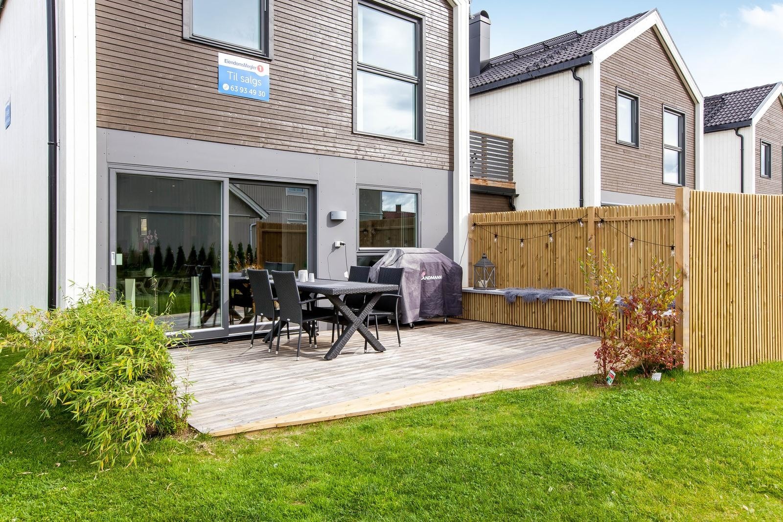 Romslig terrasseplatting med gode solforhold Galleribilde