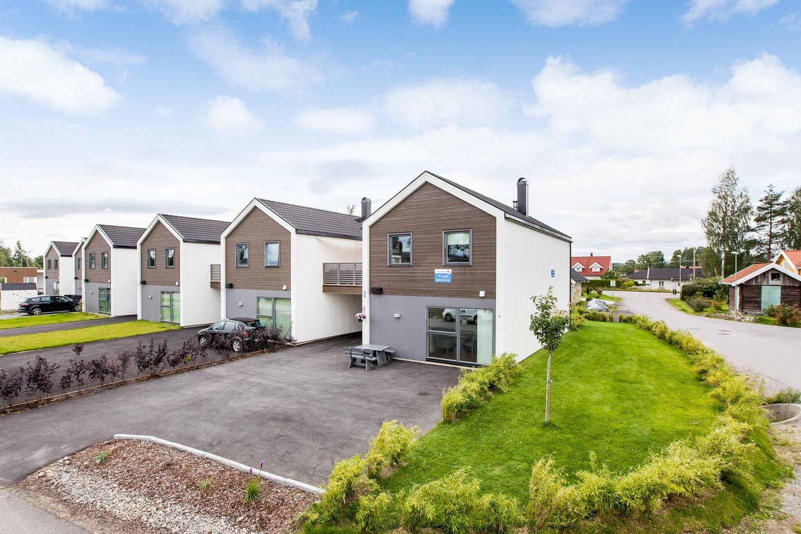 Asfaltert innkjørsel med carport og biloppstillingsplasser. Flotte uteområder. Galleribilde