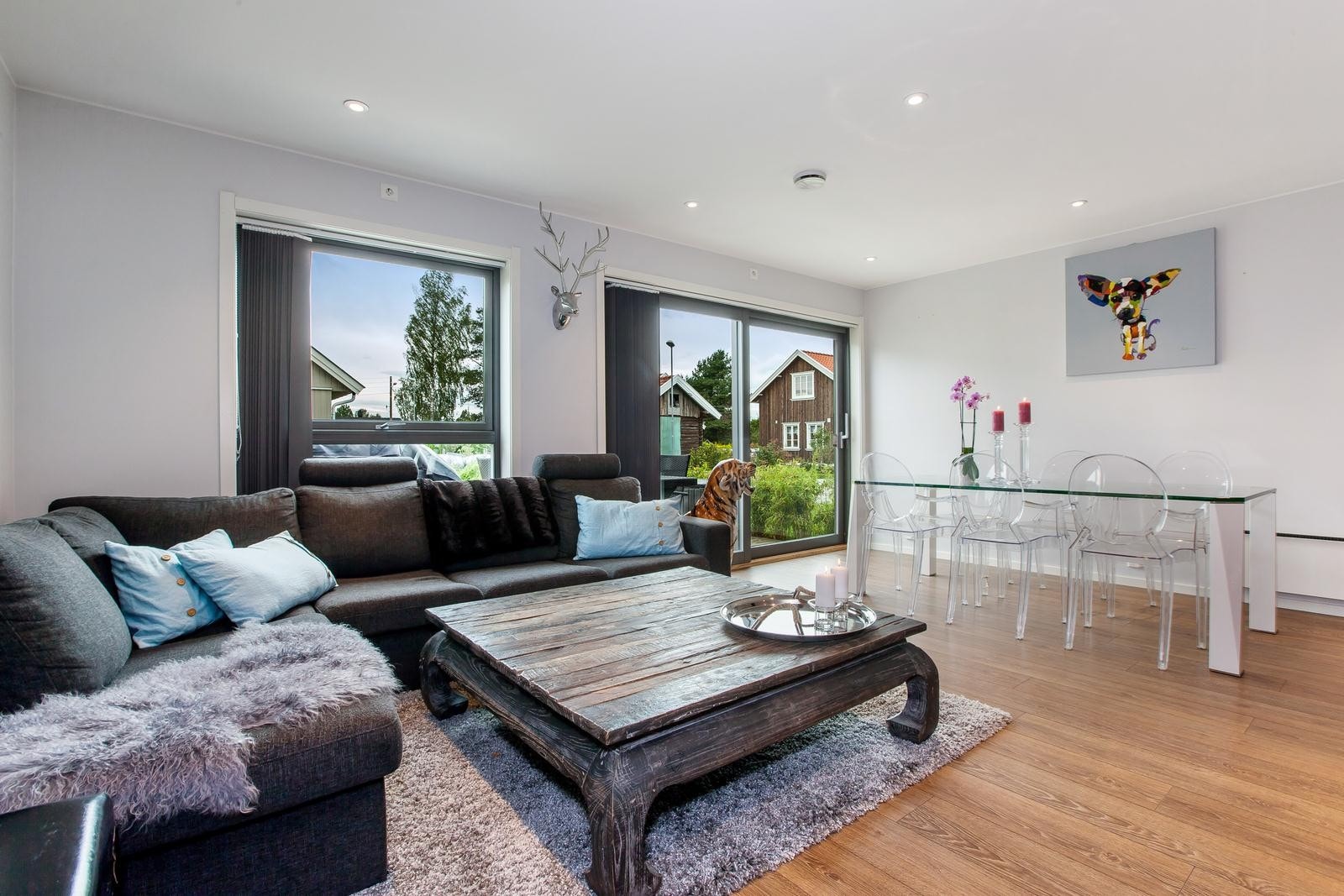 Stor og romlig stue med god plass til sofagruppe og spisestue. Galleribilde
