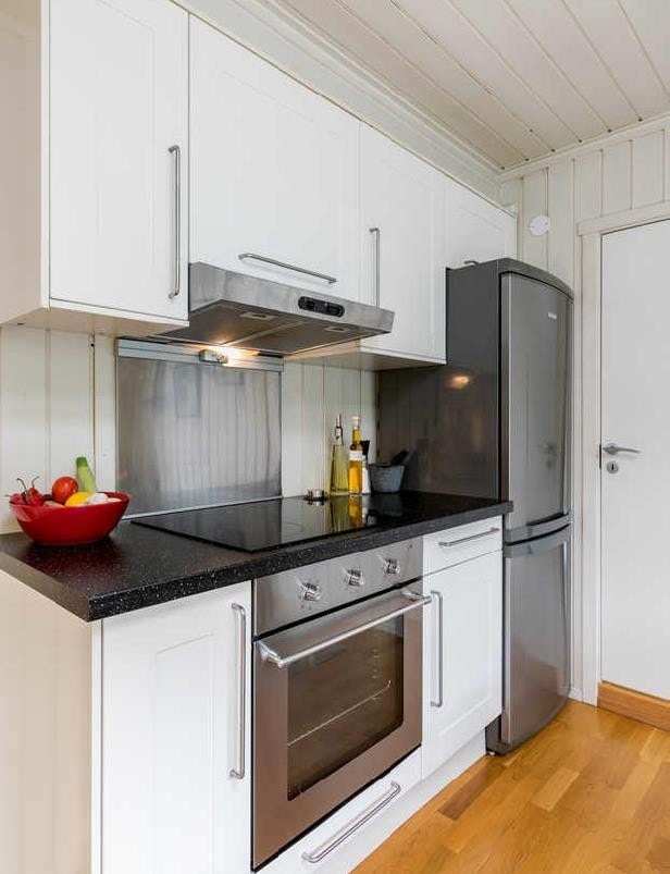 Komfyr, kjøleskap og skapplass Galleribilde