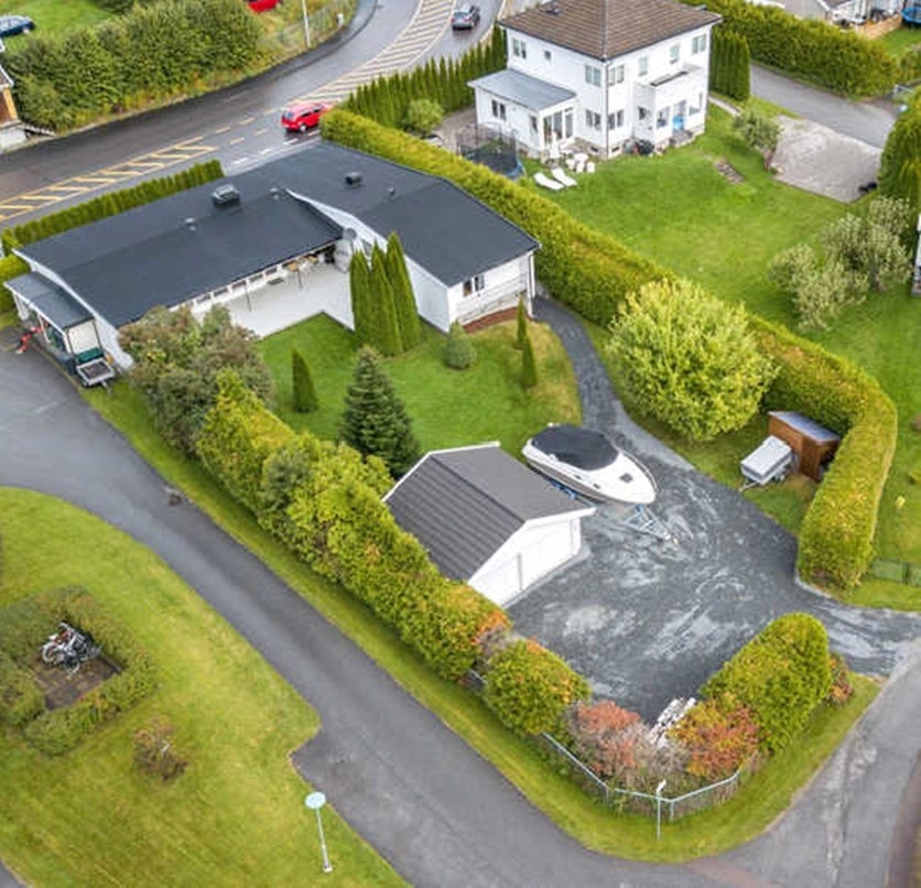 Hus, tomt og garasje Galleribilde